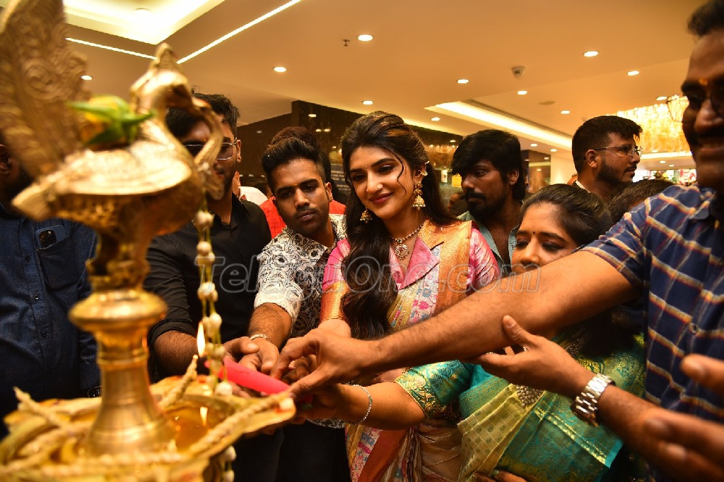 Sreeleela Launched CMR Family Mall in Kukatpally